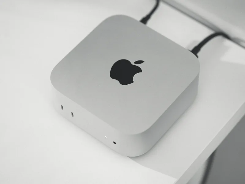 一台银色 Mac mini